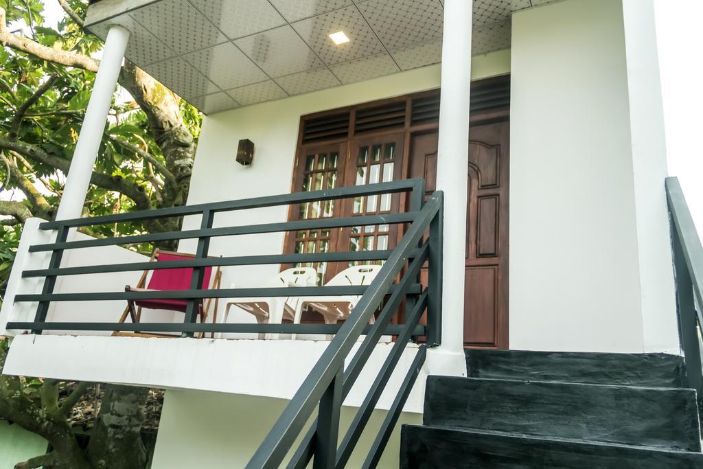 Desitha Family House Hotell Mirissa Exteriör bild