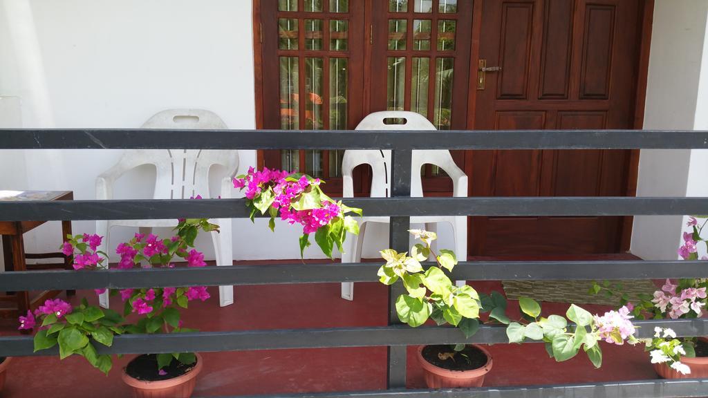 Desitha Family House Hotell Mirissa Exteriör bild